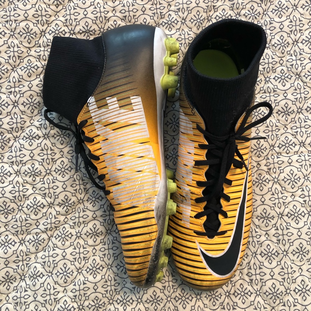 EUC Nike Soccer Cleat